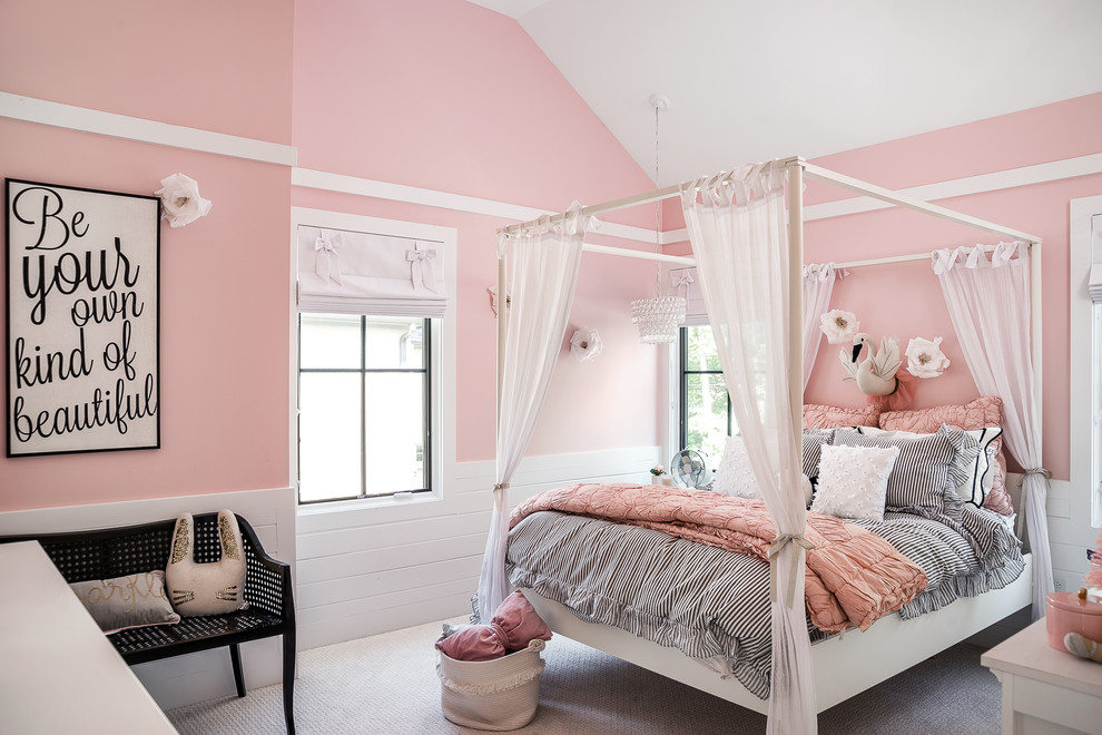Immagine di una cameretta per bambini country con pareti rosa, moquette e pavimento bianco