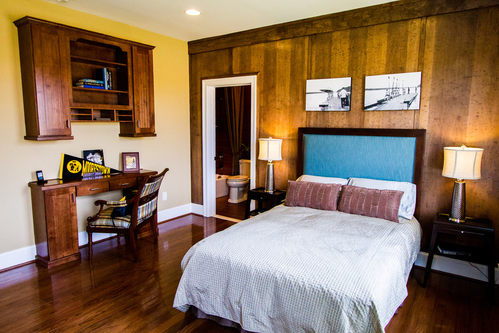 Ejemplo de dormitorio infantil clásico de tamaño medio con paredes beige y suelo de madera oscura