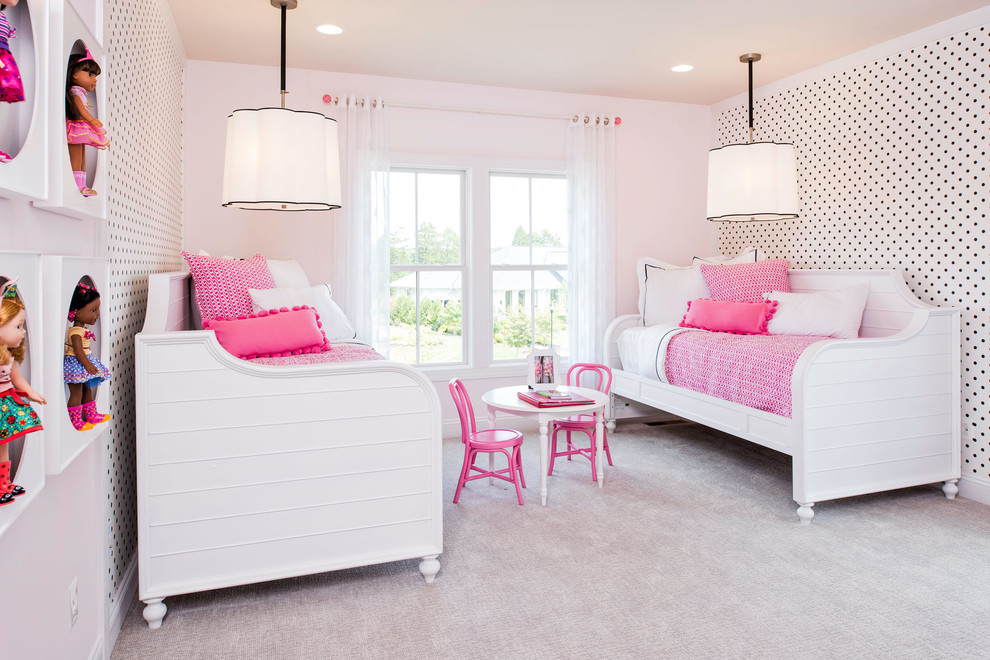 Klassisk inredning av ett flickrum kombinerat med sovrum och för 4-10-åringar, med flerfärgade väggar och heltäckningsmatta