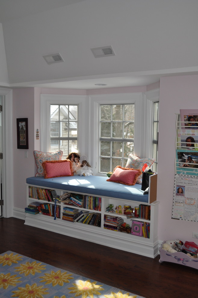 Klassisk inredning av ett mycket stort könsneutralt barnrum kombinerat med skrivbord och för 4-10-åringar, med grå väggar, mörkt trägolv och brunt golv