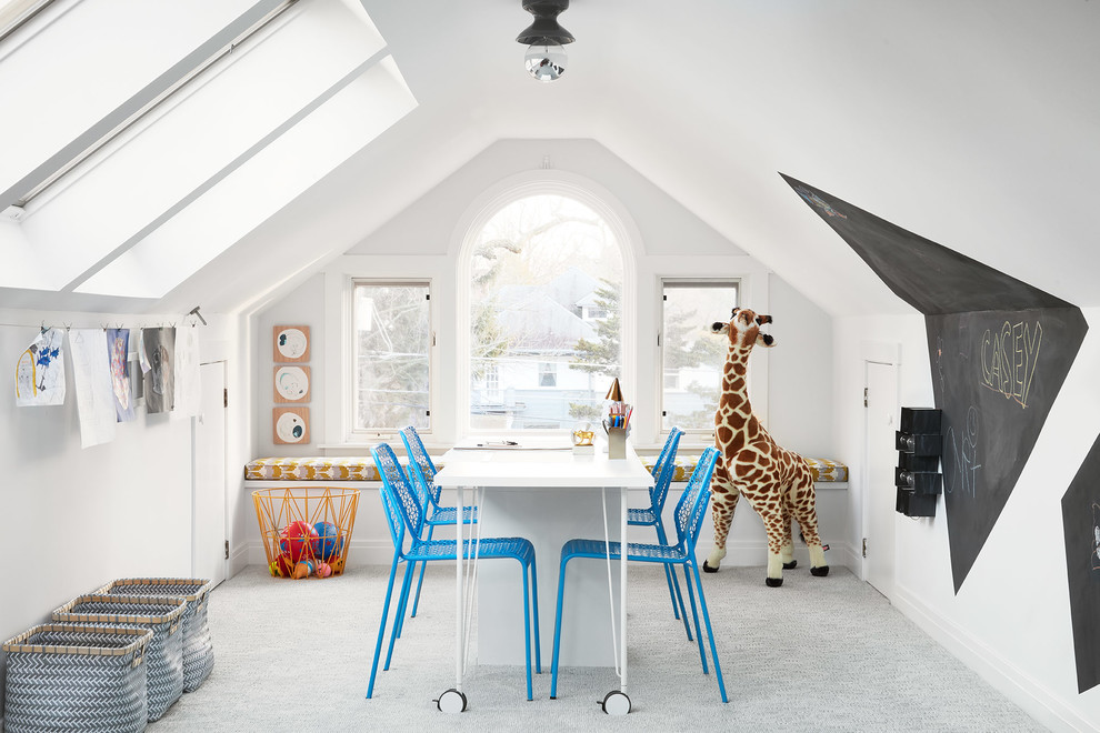 Bild på ett funkis könsneutralt barnrum kombinerat med lekrum och för 4-10-åringar, med vita väggar, heltäckningsmatta och grått golv