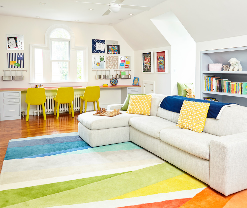 Immagine di una grande cameretta per bambini da 4 a 10 anni chic con pareti bianche, pavimento in legno massello medio e pavimento marrone