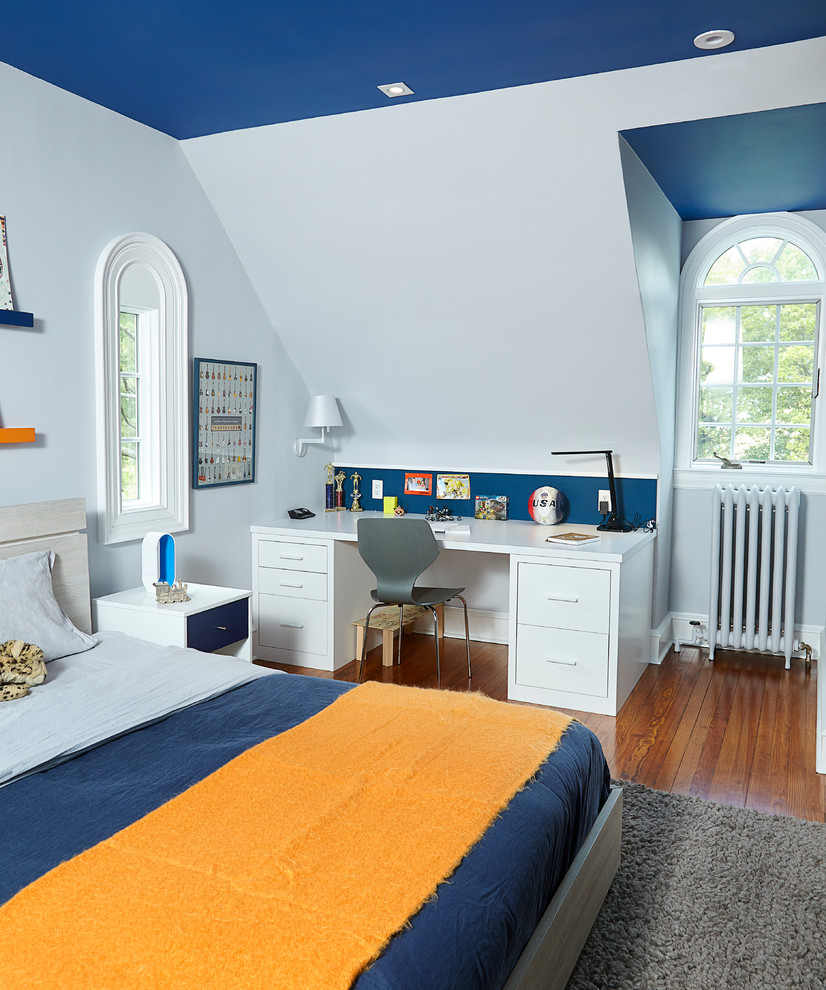 Modern inredning av ett stort barnrum kombinerat med sovrum, med grå väggar, mellanmörkt trägolv och brunt golv