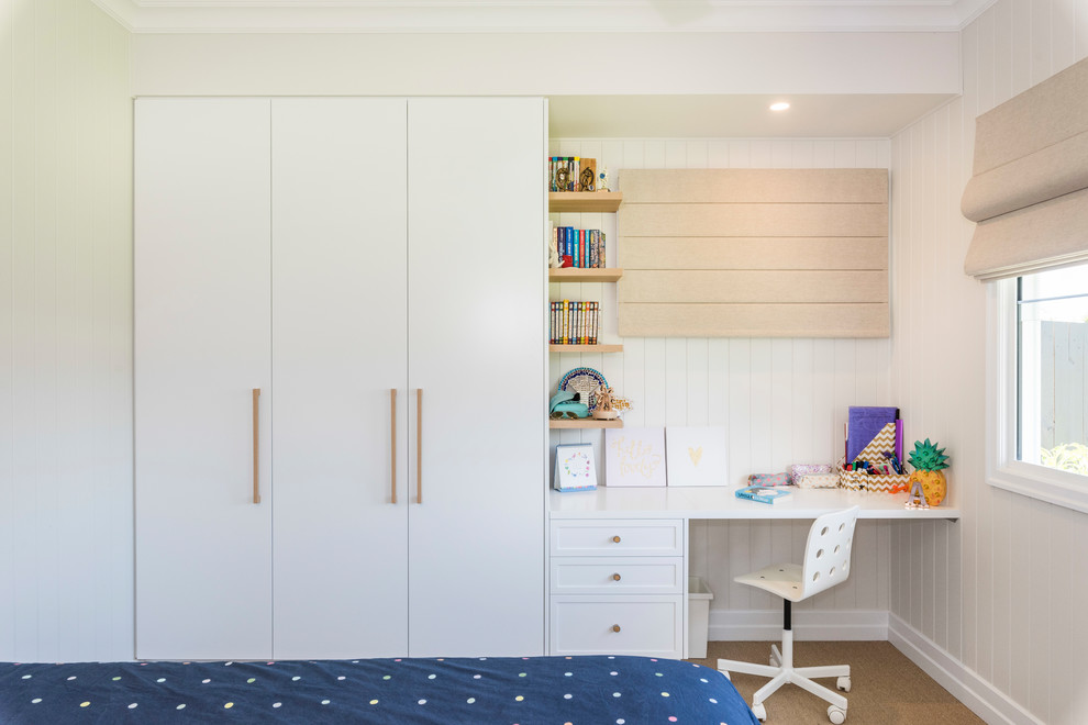 Foto di una cameretta per bambini da 4 a 10 anni chic con pareti bianche e pavimento beige