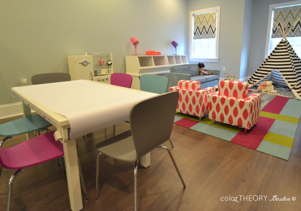 Geräumiges, Neutrales Modernes Kinderzimmer mit Spielecke, blauer Wandfarbe und Laminat in Boston