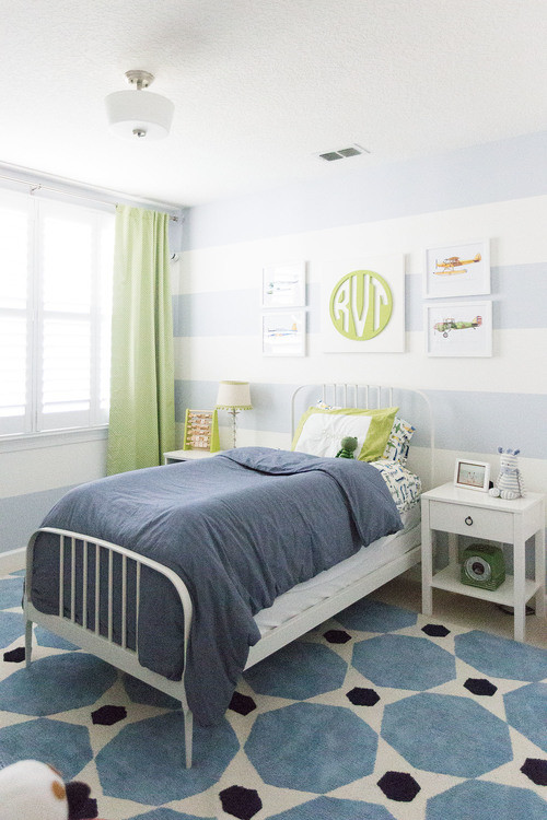 Пример оригинального дизайна: детская среднего размера в стиле неоклассика (современная классика) с спальным местом, разноцветными стенами и ковровым покрытием для ребенка от 1 до 3 лет, мальчика