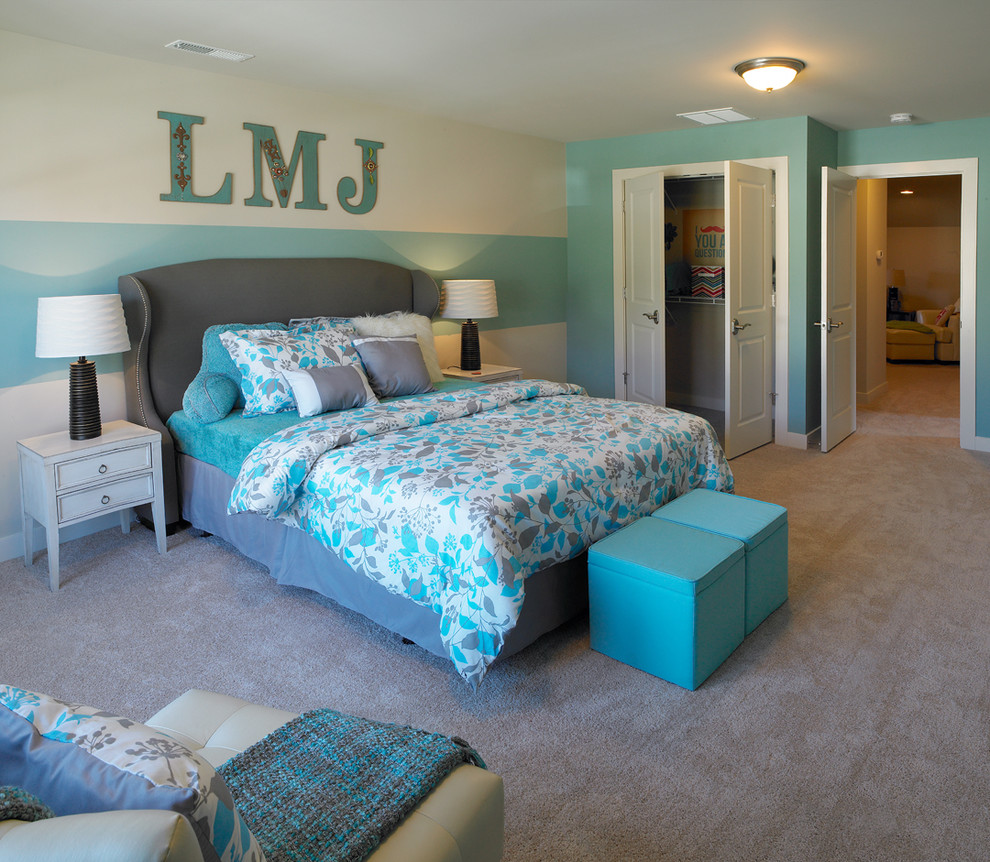 Imagen de dormitorio infantil clásico renovado de tamaño medio con moqueta, paredes multicolor y suelo marrón