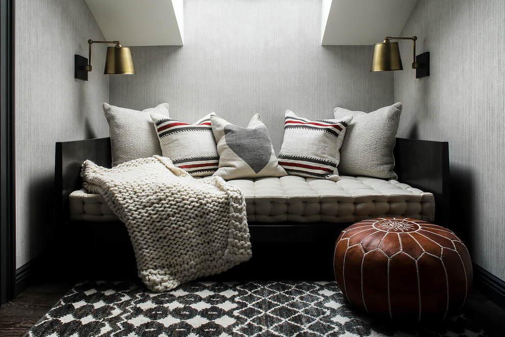 Inspiration pour une chambre neutre chalet avec un mur gris et parquet foncé.