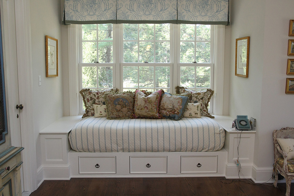 Immagine di una grande cameretta da letto classica con pareti bianche, parquet scuro e pavimento marrone