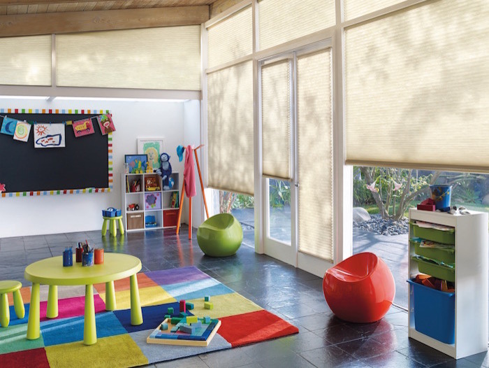 Großes, Neutrales Eklektisches Kinderzimmer mit Spielecke, weißer Wandfarbe und Schieferboden in San Francisco