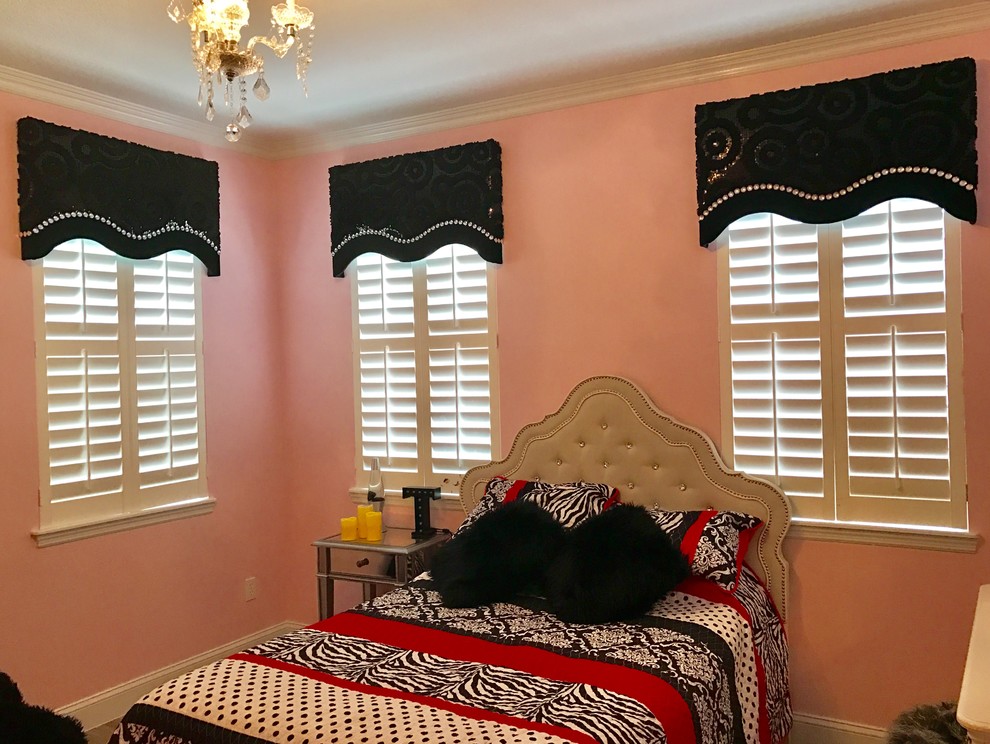 Shabby chic-inspirerad inredning av ett mellanstort barnrum kombinerat med sovrum, med rosa väggar, ljust trägolv och brunt golv