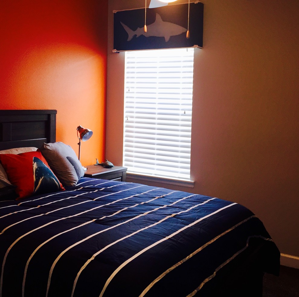 Exempel på ett mellanstort klassiskt könsneutralt tonårsrum kombinerat med sovrum, med orange väggar, mörkt trägolv och brunt golv