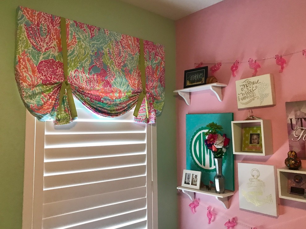 Cette photo montre une petite chambre d'enfant de 4 à 10 ans chic avec un mur rose.