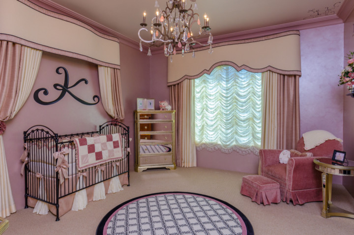 Idée de décoration pour une grande chambre d'enfant de 1 à 3 ans tradition avec un mur rose et moquette.