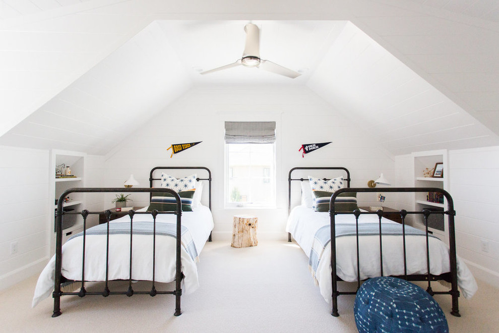 Imagen de dormitorio infantil costero de tamaño medio con paredes blancas, moqueta y suelo beige