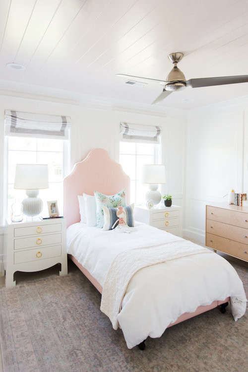 Imagen de dormitorio infantil marinero de tamaño medio con paredes blancas y suelo de madera en tonos medios
