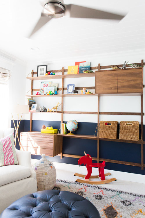 Foto de dormitorio infantil marinero de tamaño medio con paredes multicolor y suelo de madera en tonos medios