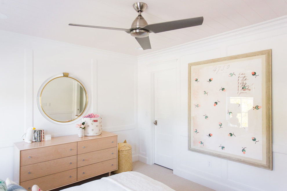 Foto de dormitorio infantil costero de tamaño medio con paredes blancas y suelo de madera en tonos medios
