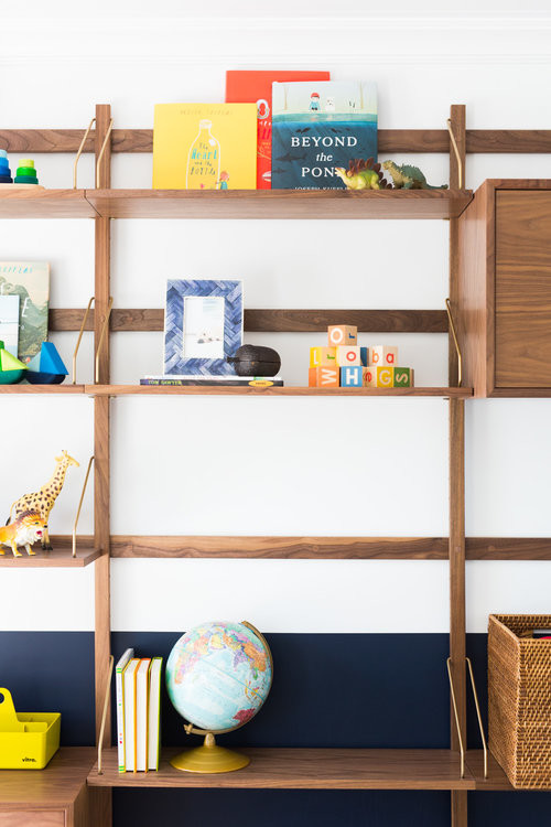 Exemple d'une chambre d'enfant bord de mer de taille moyenne avec un mur multicolore et un sol en bois brun.