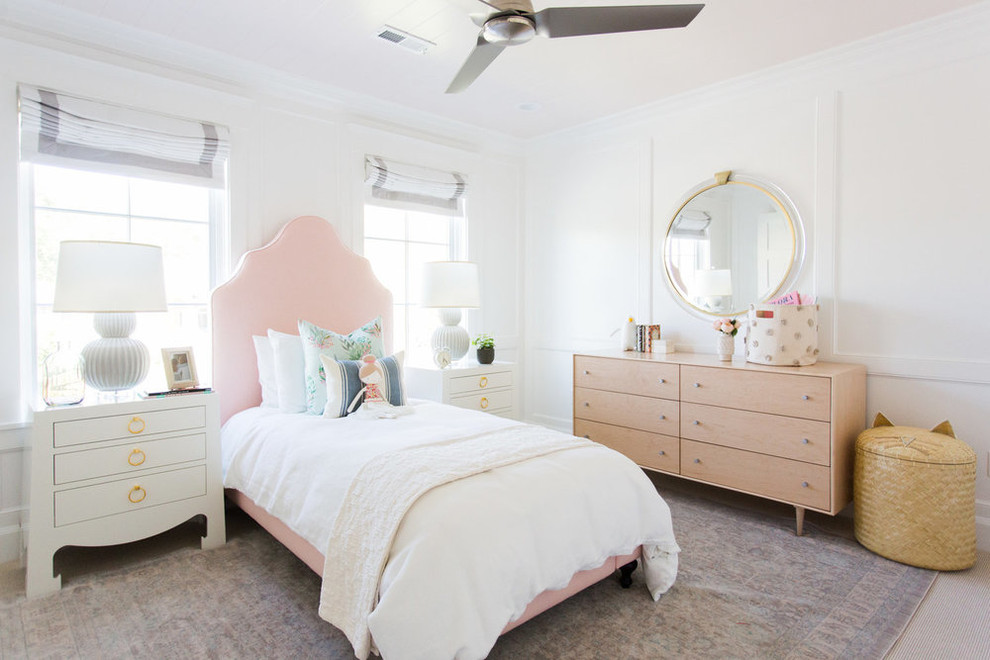 Foto de dormitorio infantil marinero de tamaño medio con paredes blancas y suelo de madera en tonos medios