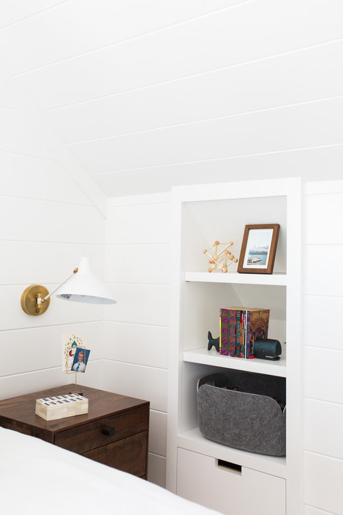 Imagen de dormitorio infantil marinero de tamaño medio con paredes blancas y suelo de madera en tonos medios