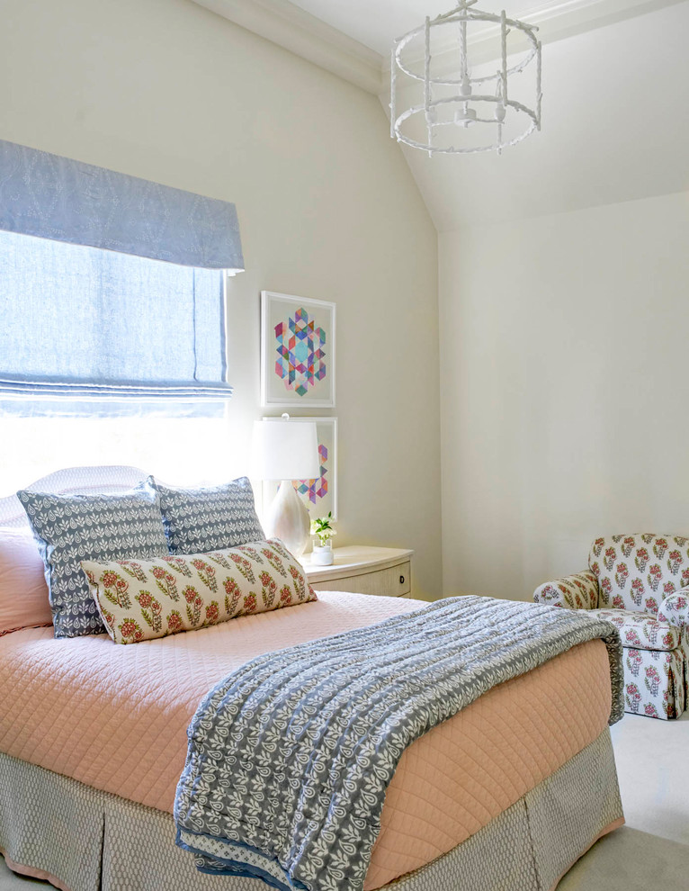 Diseño de dormitorio infantil clásico renovado de tamaño medio con paredes beige y moqueta