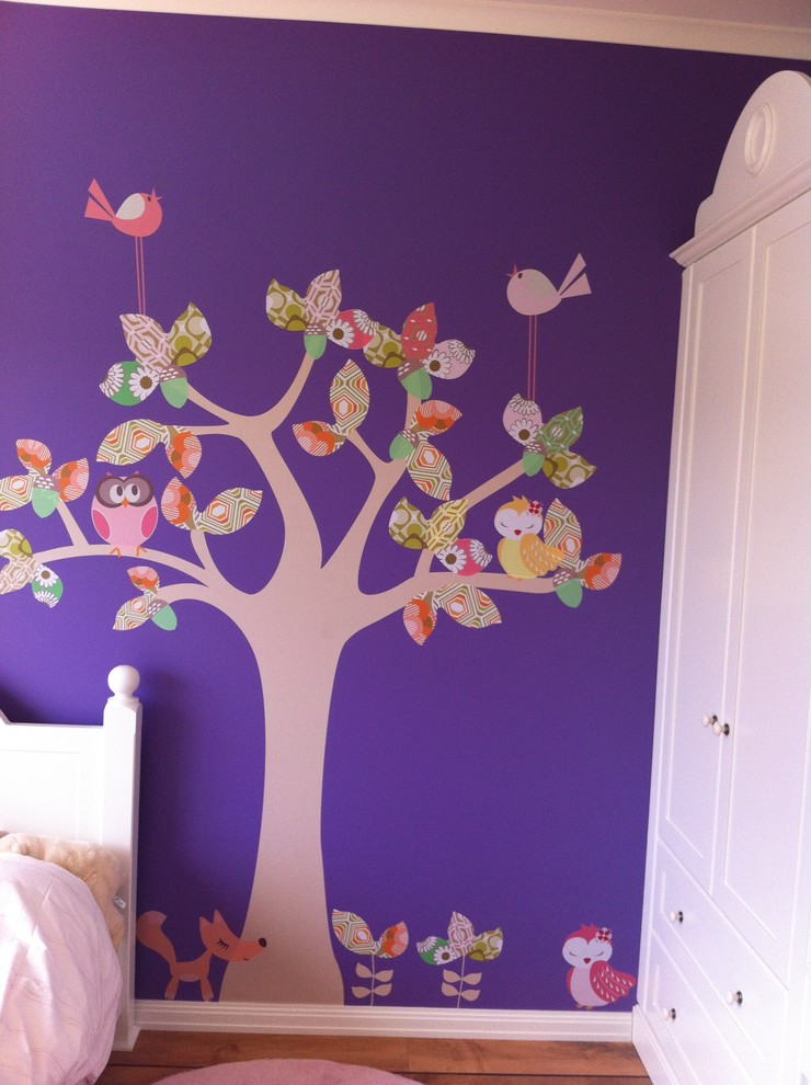 Inspiration för ett mellanstort vintage barnrum kombinerat med sovrum, med lila väggar och ljust trägolv