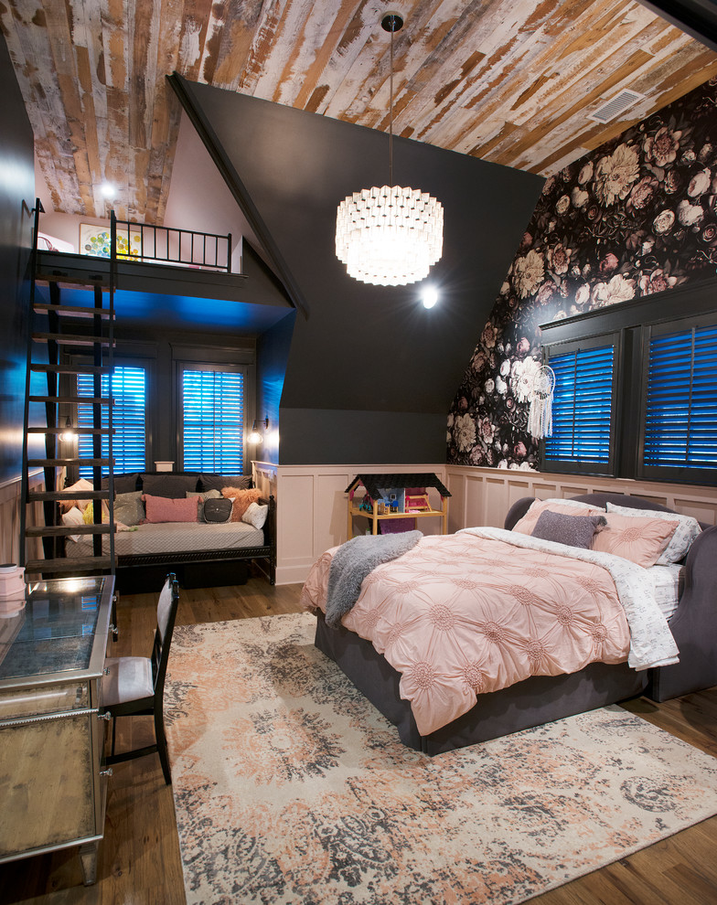 Diseño de dormitorio infantil clásico renovado con paredes multicolor y suelo de madera en tonos medios