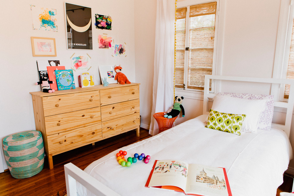 На фото: детская среднего размера в стиле неоклассика (современная классика) с спальным местом, розовыми стенами и паркетным полом среднего тона для ребенка от 4 до 10 лет, девочки с