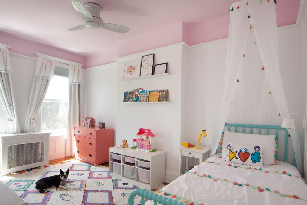 ニューヨークにあるトランジショナルスタイルのおしゃれな子供の寝室 (白い壁、無垢フローリング、茶色い床) の写真