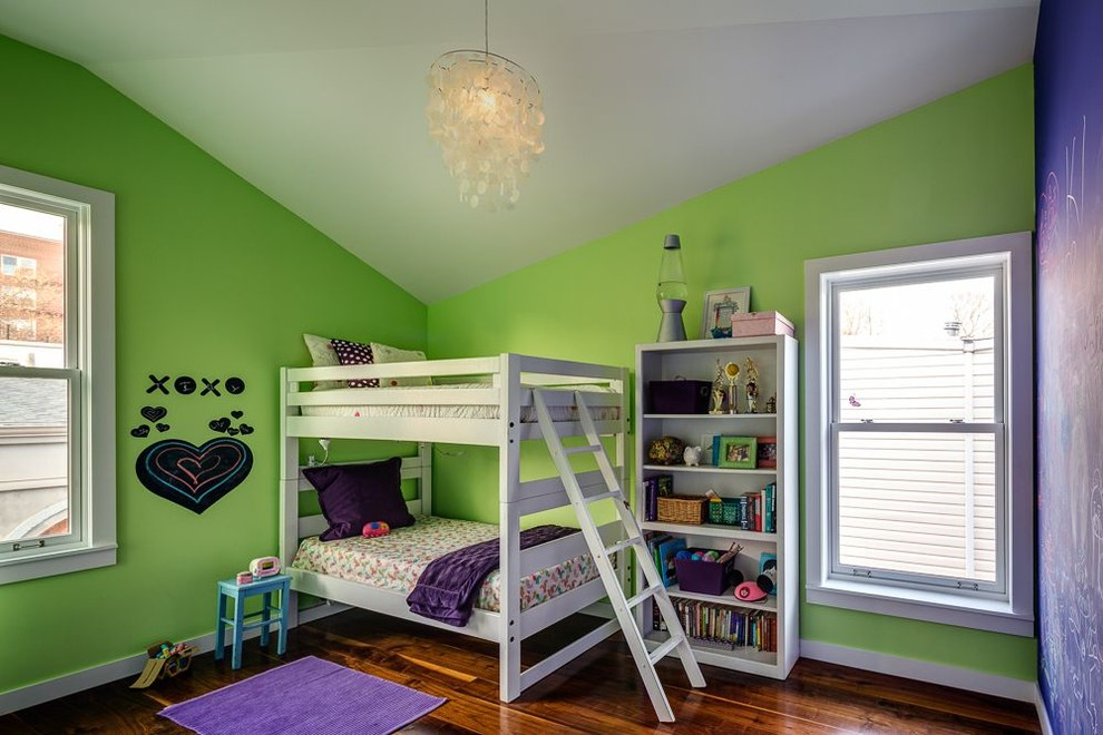 Inspiration för ett mellanstort funkis barnrum kombinerat med sovrum och för 4-10-åringar, med blå väggar och mörkt trägolv