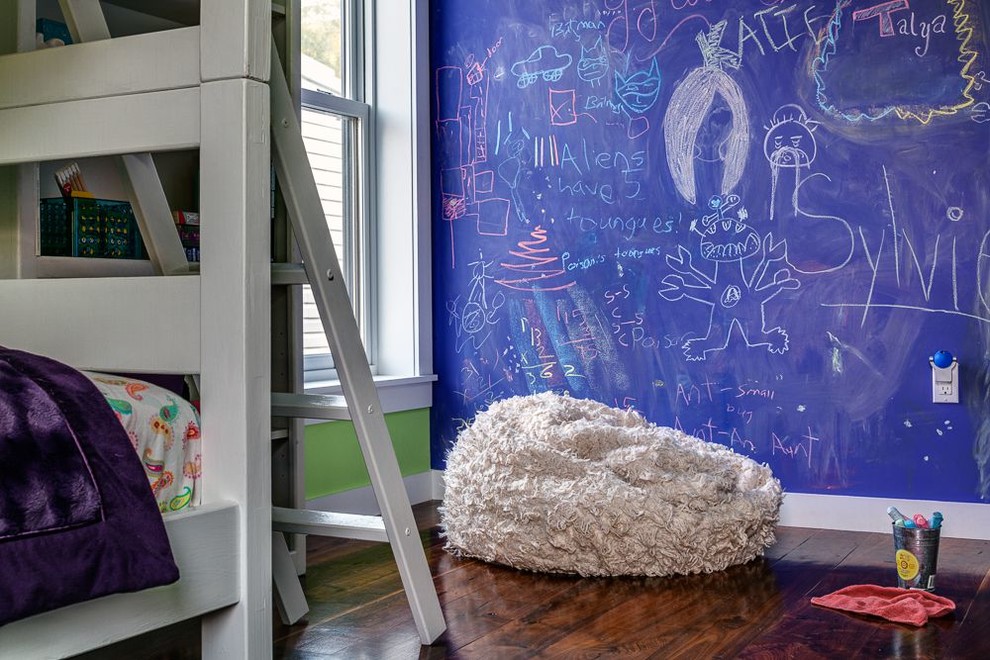 Aménagement d'une chambre d'enfant de 4 à 10 ans contemporaine de taille moyenne avec un mur bleu et parquet foncé.