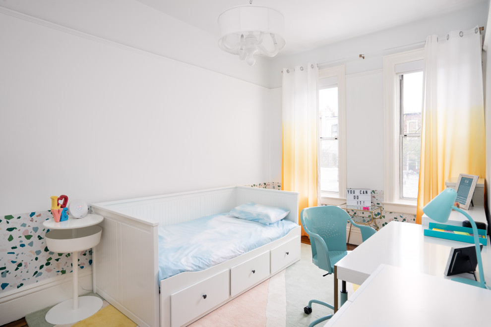 Inspiration för moderna könsneutrala barnrum kombinerat med sovrum, med vita väggar, mörkt trägolv och brunt golv
