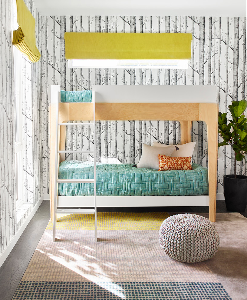 На фото: нейтральная детская среднего размера в современном стиле с спальным местом и разноцветными стенами для двоих детей