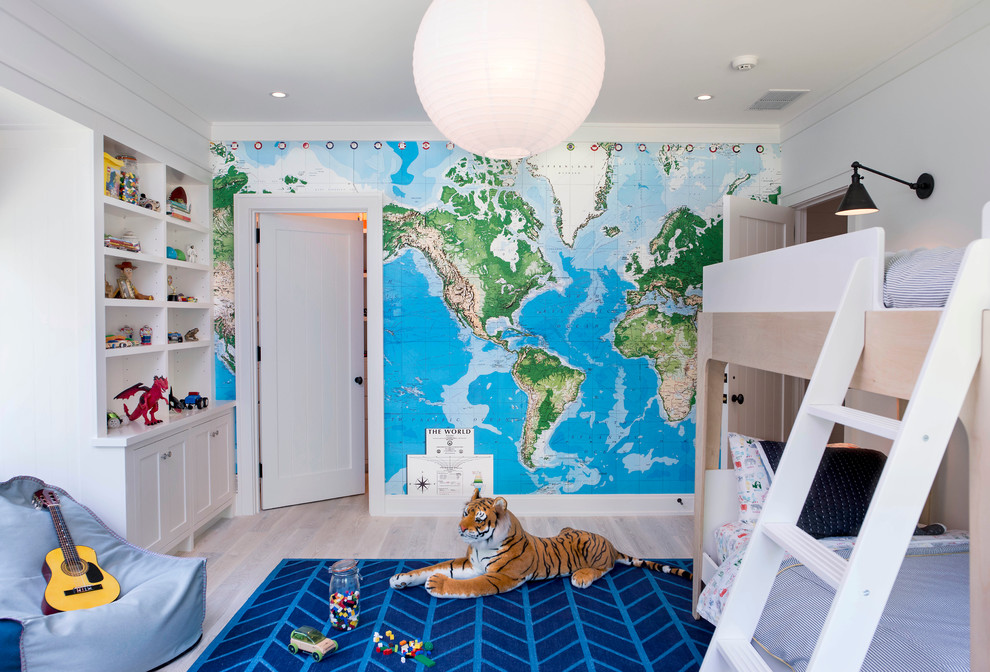 Réalisation d'une chambre d'enfant de 4 à 10 ans tradition avec un mur multicolore, parquet clair et un lit superposé.