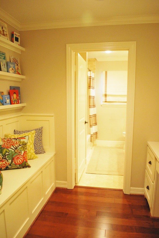 Exemple d'une petite chambre neutre de 1 à 3 ans chic avec un bureau, un mur gris et parquet foncé.