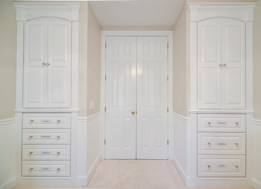 Cette image montre une chambre neutre de 1 à 3 ans traditionnelle avec un mur beige et moquette.