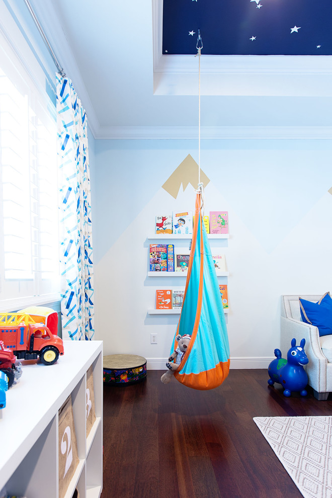 Modelo de dormitorio infantil de 4 a 10 años clásico renovado de tamaño medio con paredes blancas y suelo de madera oscura