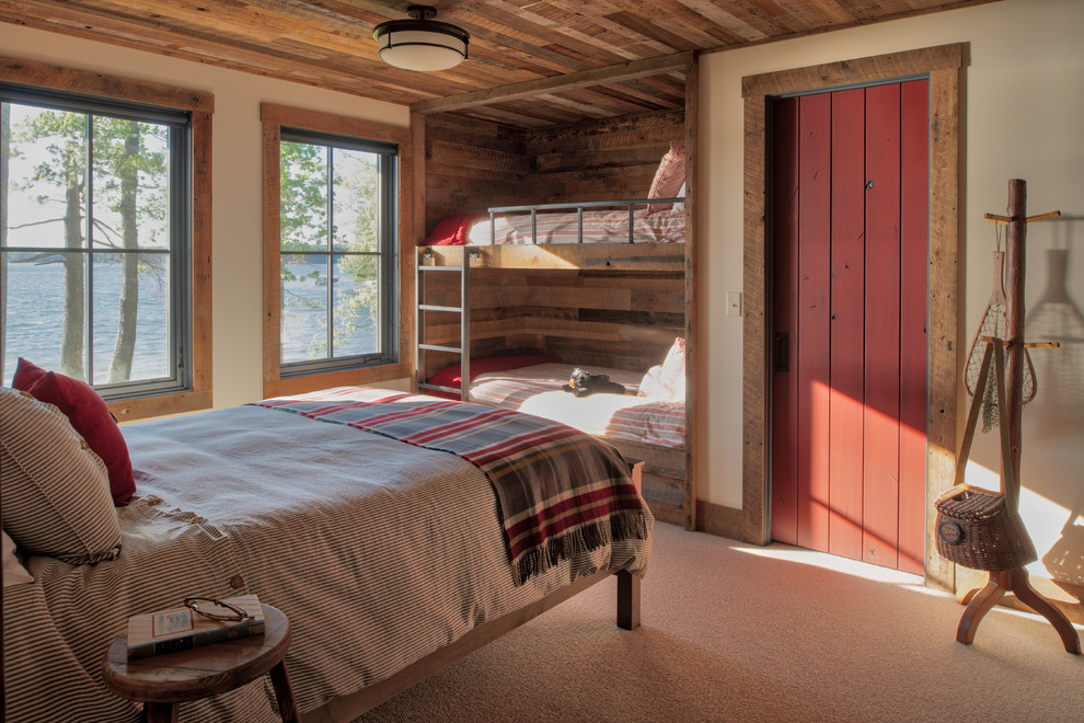 Idee per una cameretta da letto stile rurale con pareti beige, moquette e pavimento grigio
