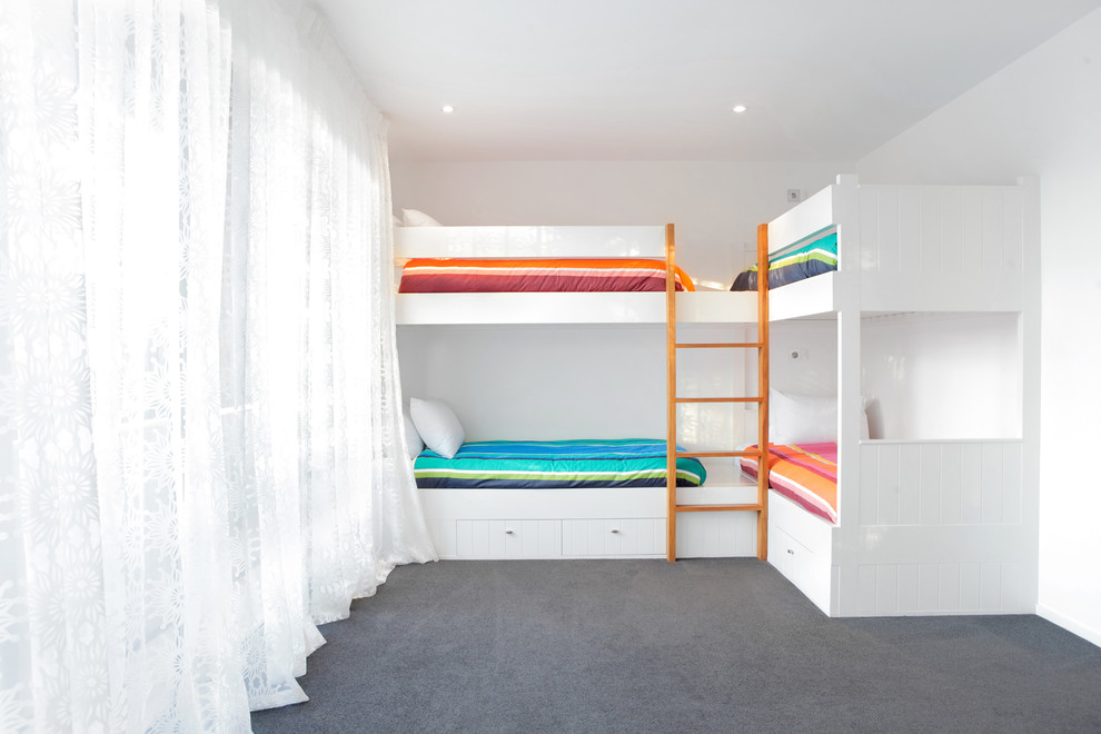 Idéer för ett modernt barnrum, med vita väggar, heltäckningsmatta och grått golv