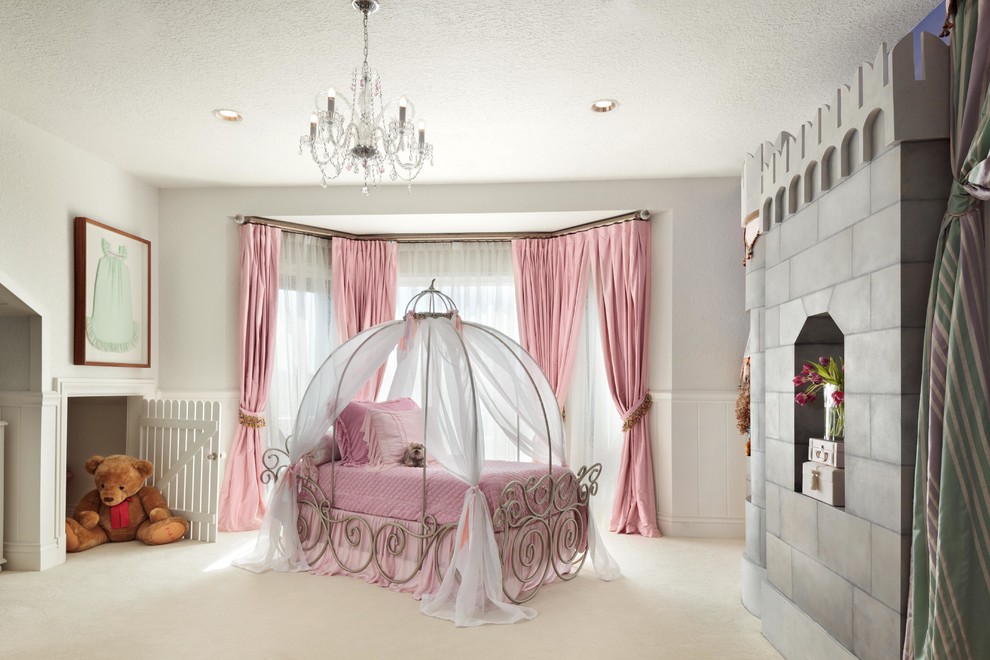 На фото: огромная детская в стиле фьюжн с спальным местом, серыми стенами и ковровым покрытием для ребенка от 4 до 10 лет, девочки