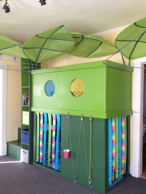 Immagine di una cameretta per bambini da 4 a 10 anni di medie dimensioni con pareti gialle e moquette