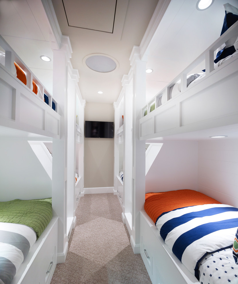 Idéer för ett litet klassiskt könsneutralt barnrum kombinerat med sovrum och för 4-10-åringar, med beige väggar och heltäckningsmatta