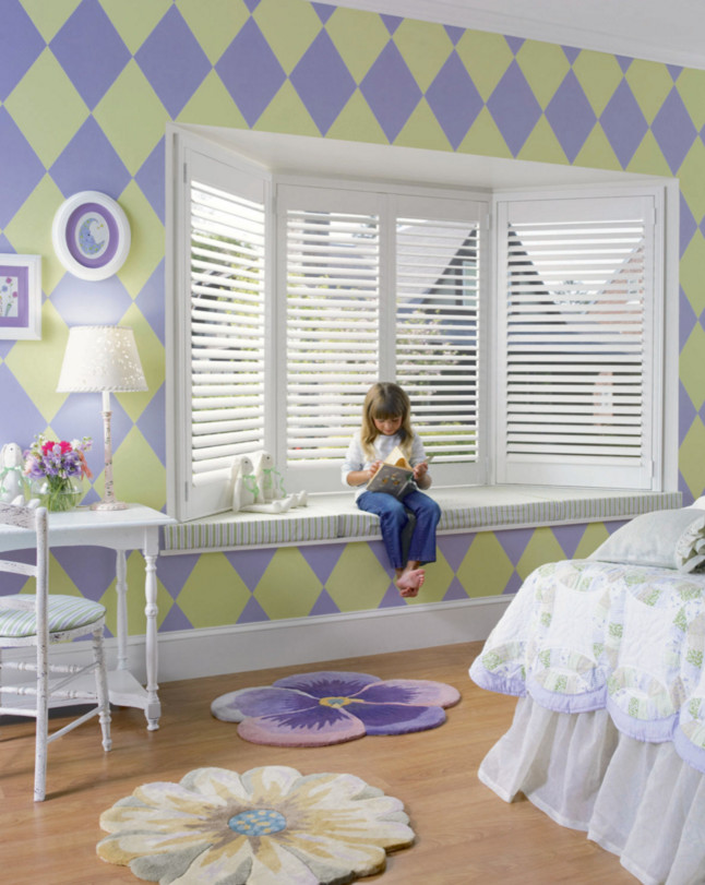 Idéer för mellanstora vintage flickrum kombinerat med sovrum och för 4-10-åringar, med flerfärgade väggar och ljust trägolv