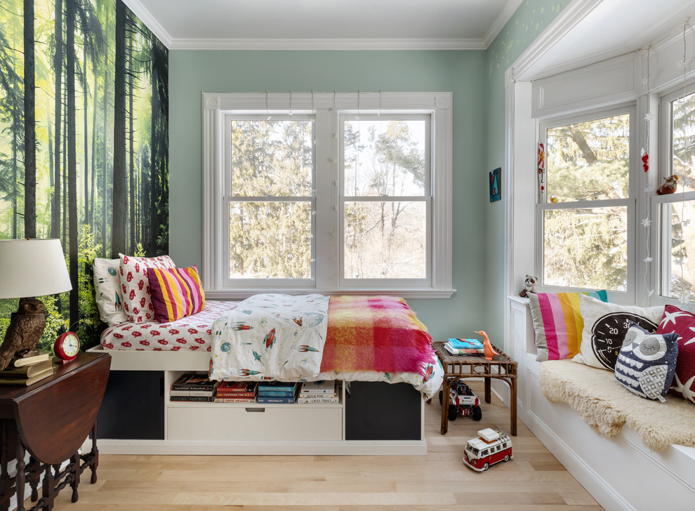 Exemple d'une chambre d'enfant de 4 à 10 ans chic de taille moyenne avec parquet clair, un sol beige et un mur vert.