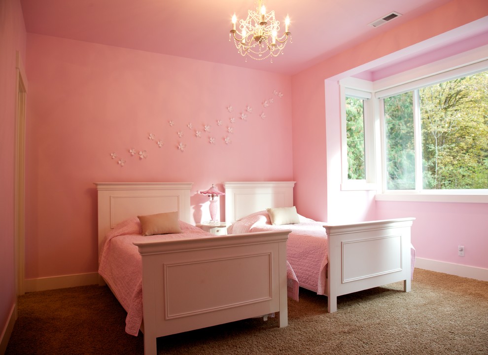 На фото: детская в стиле неоклассика (современная классика) с розовыми стенами для двоих детей с