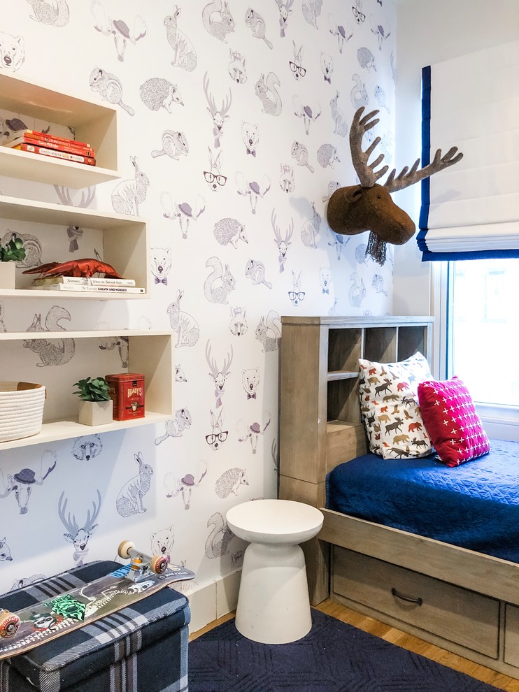 Diseño de dormitorio infantil de 4 a 10 años ecléctico pequeño con paredes grises, suelo de madera en tonos medios y suelo marrón
