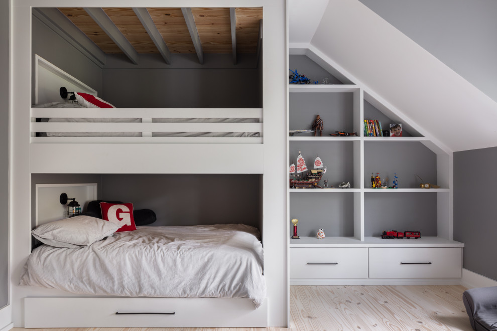 Cette image montre une chambre d'enfant rustique avec un mur gris, parquet clair, un sol beige, poutres apparentes et un plafond en bois.