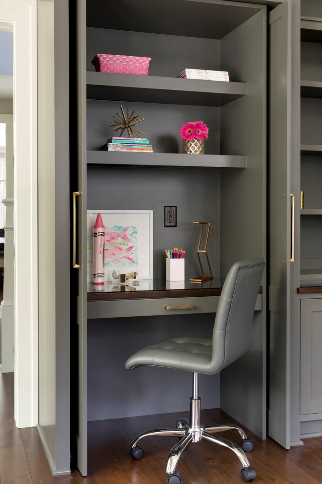 Inspiration pour une chambre de fille traditionnelle avec un mur gris, un sol marron, un bureau et parquet foncé.