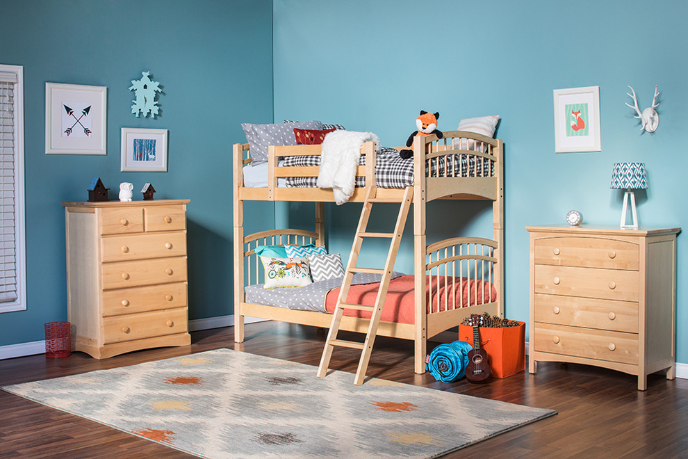 Ejemplo de dormitorio infantil de 4 a 10 años rural con paredes azules y suelo de madera en tonos medios